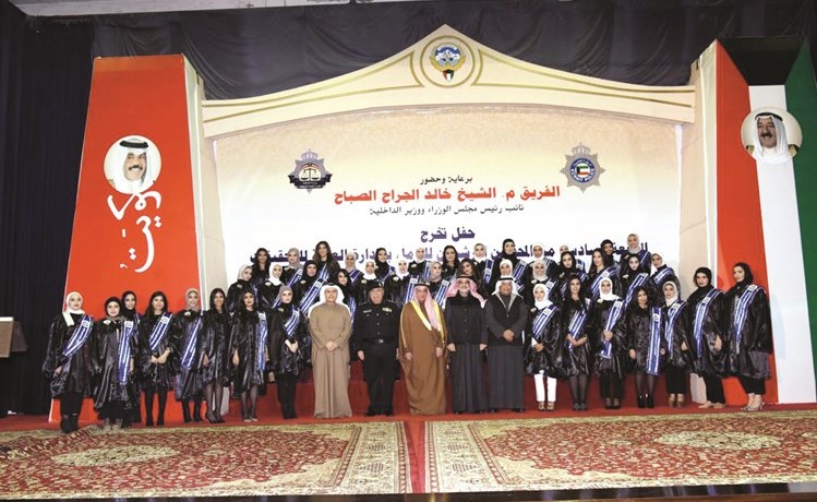 الفريق م.الشيخ خالد الجراح والقيادات الامنية يتوسطون المحققات الجديدات في لقطة تذكارية ﻿