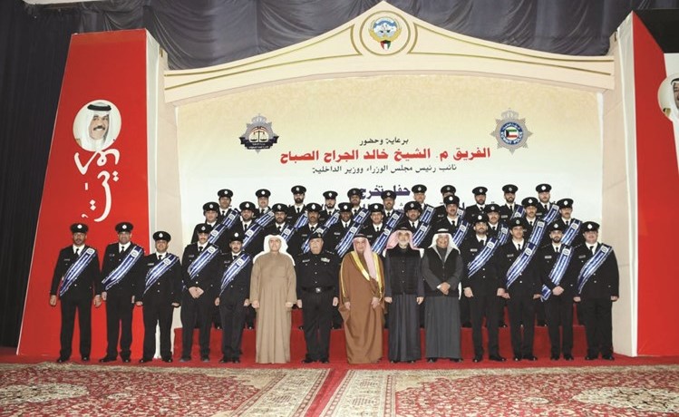 الفريق م.الشيخ خالد الجراح والقيادات الامنية يتوسطون المحققين العسكريين ﻿