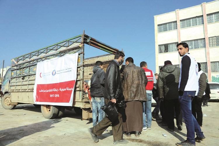 «الهلال الأحمر» توزّع الرغيف اليومي على 4000 أسرة سورية نازحة من حلب