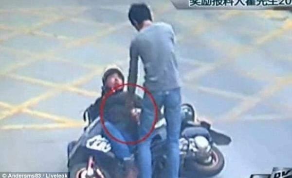 بالفيديو.. هكذا انتقم من سارق هاتفه بركلة واحدة