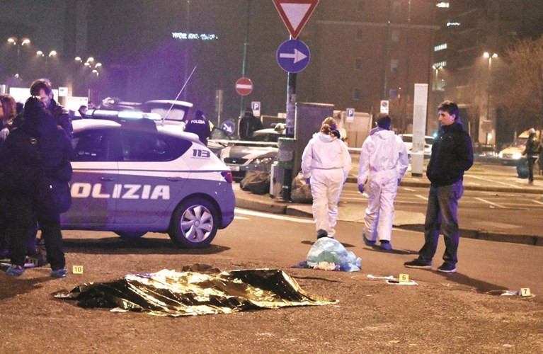 جثة المشتبه في تنفيذ اعتداء برلين مغطاة عقب مقتله برصاص الشرطة الايطالية في ميلانو امس 	(رويترز)