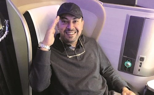 الفهد مودعا أهل الكويت من الطائرة﻿
