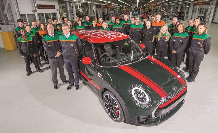 MINI تحتفل بإنتاج السيارة رقم 3 ملايين من مصنعها في أكسفورد