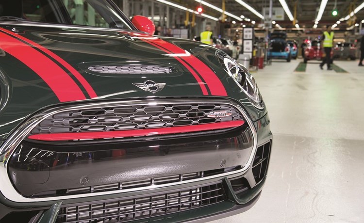 MINI تحتفل بإنتاج السيارة رقم 3 ملايين من مصنعها في أكسفورد