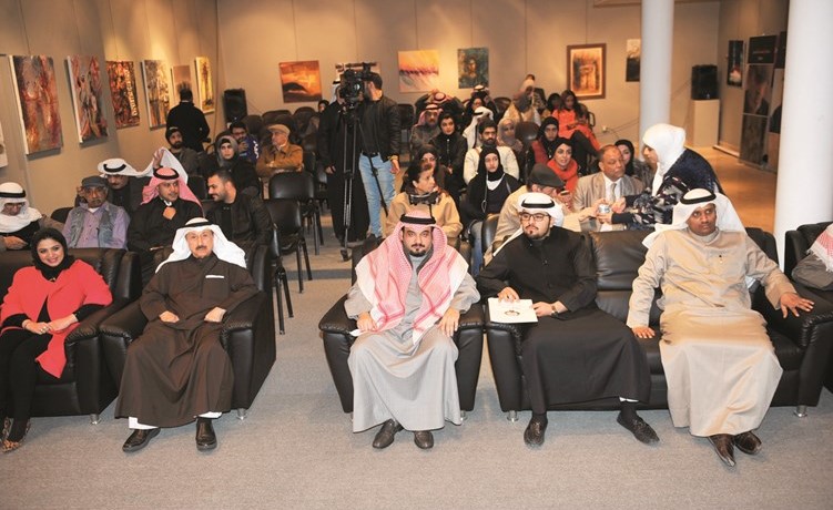 د. محمود العبد الهادي وعبدالرسول سلمان وزينب دشتي خلال الأمسية الثقافية 	(عادل السلامة)﻿