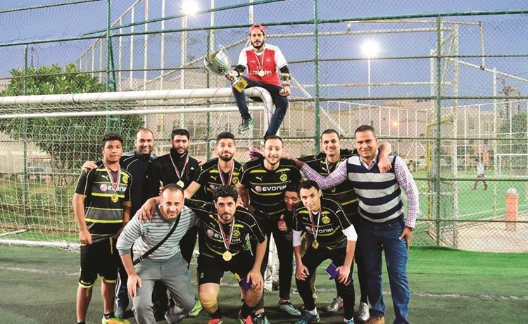 فريق النجوم مع كأس البطولة ﻿