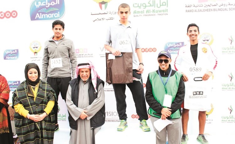 د.غالية المطيري وعبد الرحمن العليان خلال تكريم الفائزين ﻿