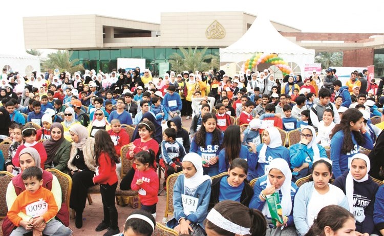 عدد كبير من الطلاب والطالبات في الماراثون﻿