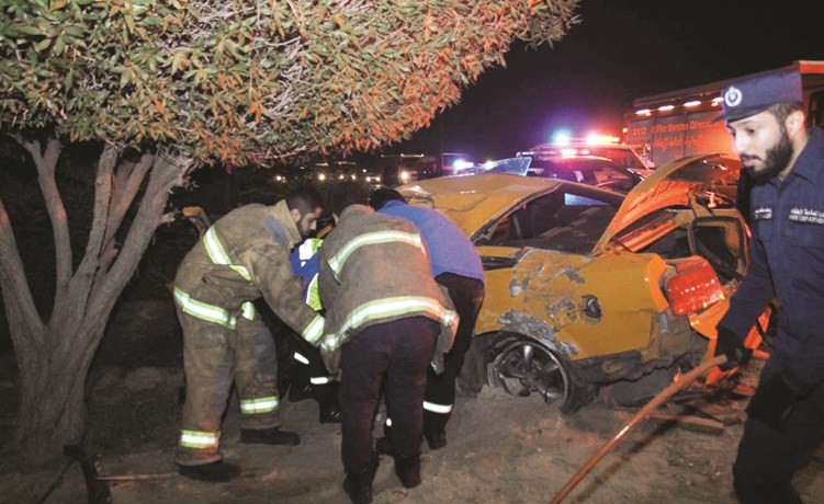 رجال الاطفاء أثناء التعامل مع الحادث﻿
