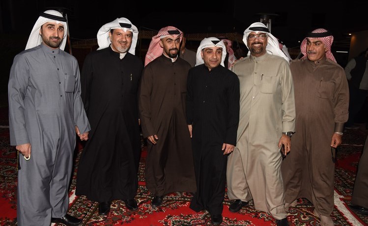 محمد الفرس متوسطا بعض الحضور﻿