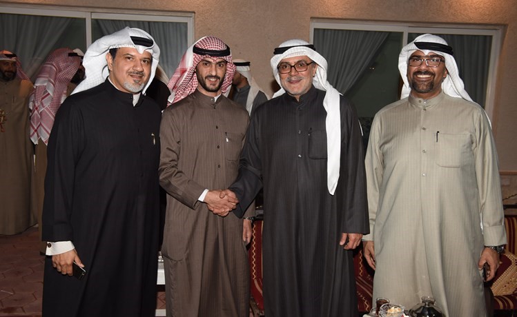 صلاح خورشيد متوسطا بعض الحضور﻿