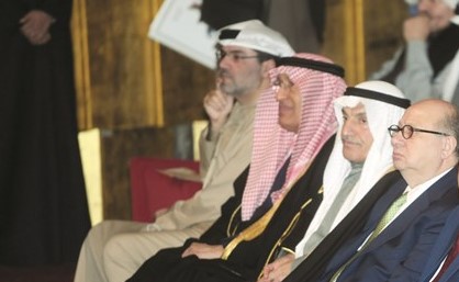 المستشار بالديوان الأميري محمد أبو الحسن والسفير عبدالعزيز الشارخ