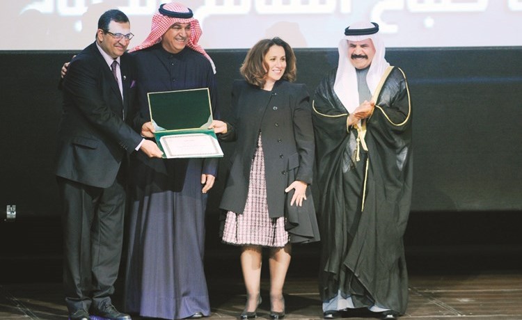 الشيخة دانة ناصر صباح الاحمد وعبدالكريم الغضبان يتسلمان تكريم الشيخة حصة الصباح من م. علي اليوحة ويبدو د. عبيد الهاجري	(محمد هاشم )