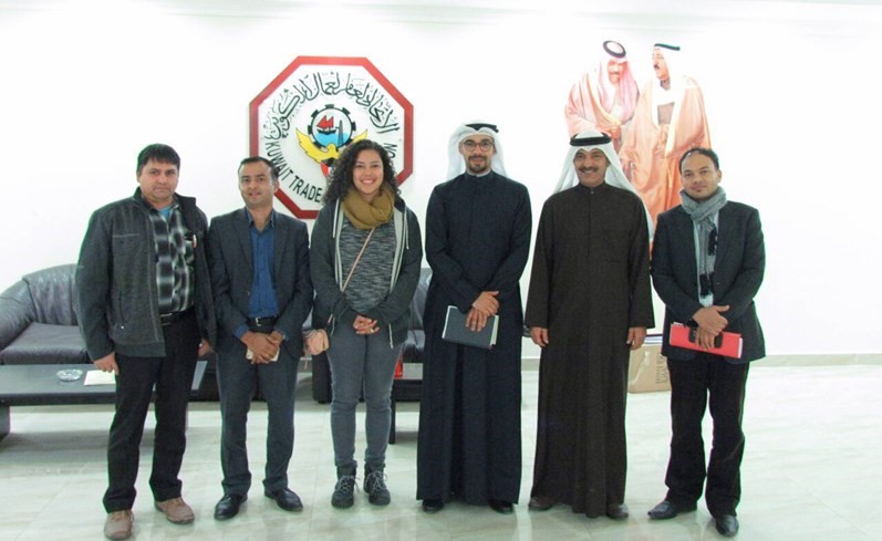 بعض المشاركين في الاجتماع في مقر الاتحاد العام لعمال الكويت﻿
