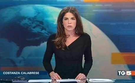 بالفيديو.. نسيت مقدمة الأخبار أنّ الطاولة من زجاج… فماذا حصل مباشرة على الهواء؟
