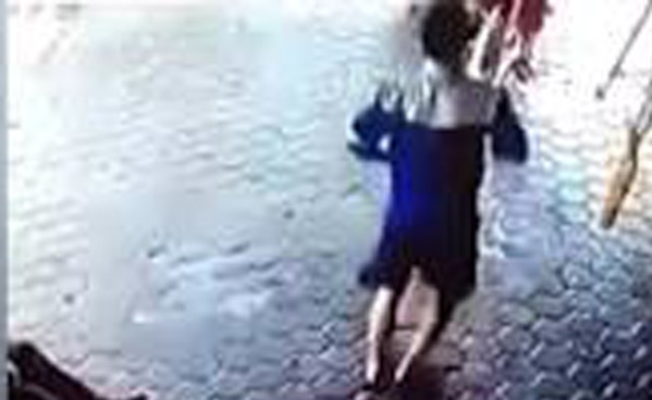 فيديو مذهل لوالد ينقذ طفليه من أمام سيارة مسرعة
