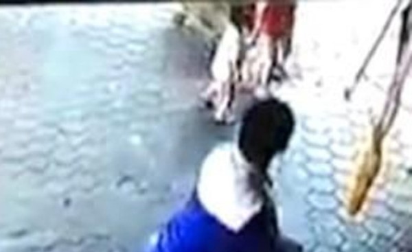 فيديو مذهل لوالد ينقذ طفليه من أمام سيارة مسرعة