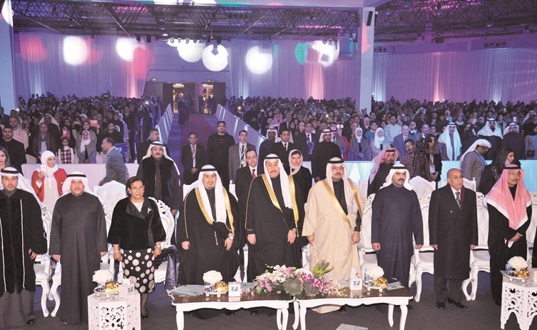 صاحب السمو الملكي الأمير تركي بن طلال والشيخ فيصل الحمود ود.موضي الحمود ود.نايف المطيري والحضور أثناء السلام الوطني﻿