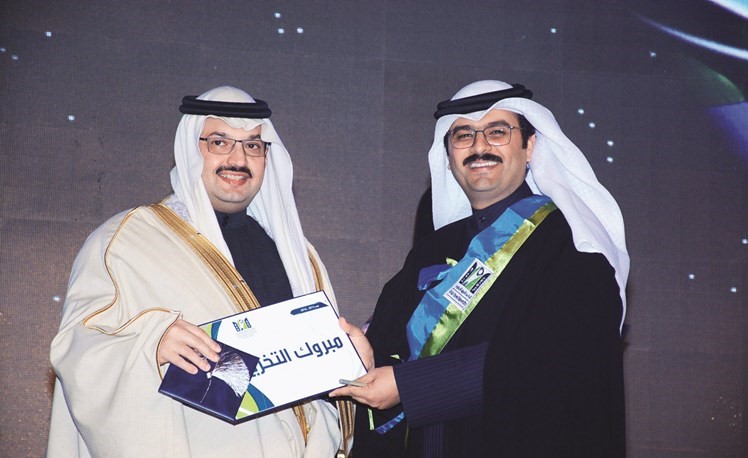 صاحب السمو الملكي الأمير تركي بن طلال مكرما الخريج سامي الفضلي﻿