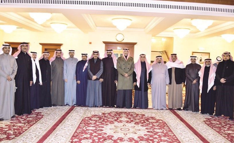الشيخ فواز الخالد مع المشاركين في اللقاء﻿