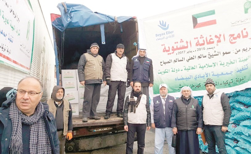 جانب من توزيع الهيئة الخيرية للمساعدات على النازحين السوريين في هطاي﻿