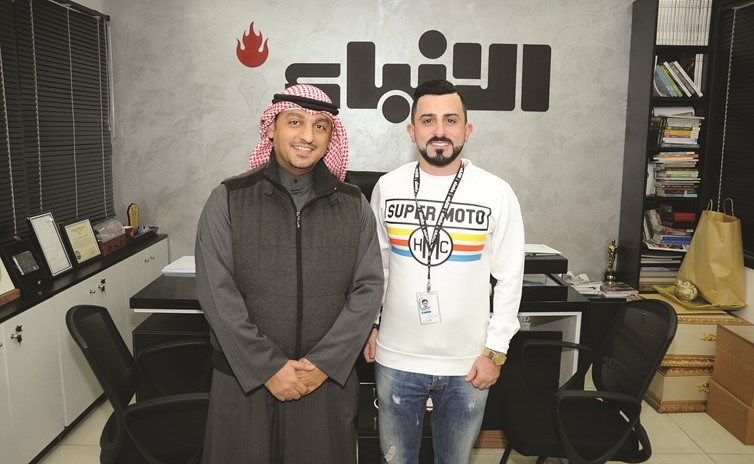 مدير التحرير الزميل محمد بسام الحسيني مستقبلا عبدالعزيز عبداللطيف صادق ﻿