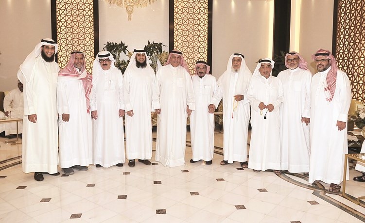 لقطة تذكارية لعدد من الحضور﻿