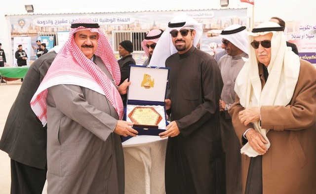 الفريق م.ثابت المهنا ودرع تكريمية ﻿