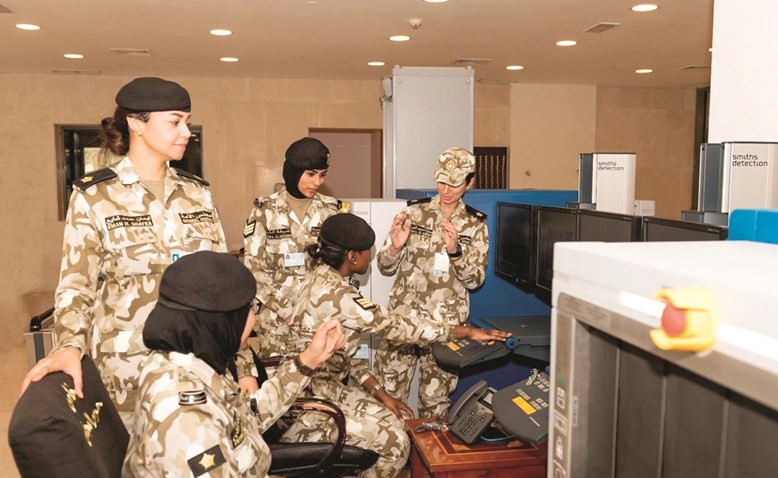 الملازم سارة الصراف والرقيب شريفة المكيمي والملازم إيمان شايع يمارسن مهامهن الأمنية﻿