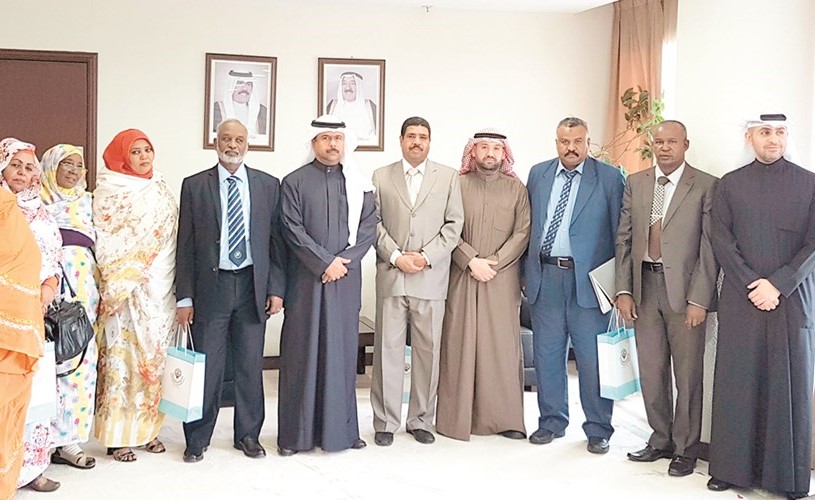 لقطة تجمع مطلق الصانع مع الوفد السوداني	(كونا)﻿