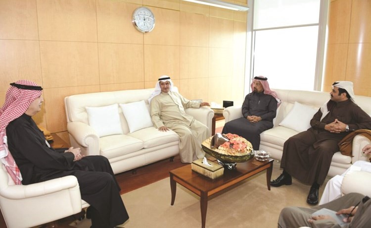 الوزير المرزوق خلال لقائه نظيريه السعودي والقطري	(كونا)﻿