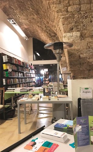 أزمة الورق والقراءة في «الباب العالي» في جبيل: المدينة التي تأبى إسقاط صفة الحرف عنها