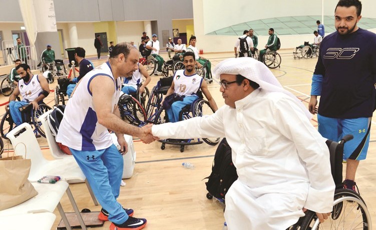 شافي الهاجري يصافح احد الابطال ﻿
