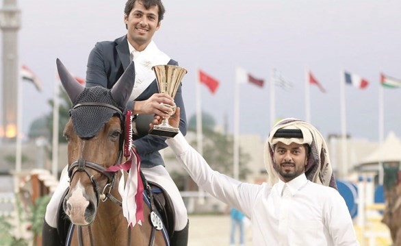 الفارس علي الخرافي يحصل على كأس المركز الأول ﻿