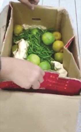 الحبوب اخفيت اسفل سلة الفواكه والخضراوات﻿