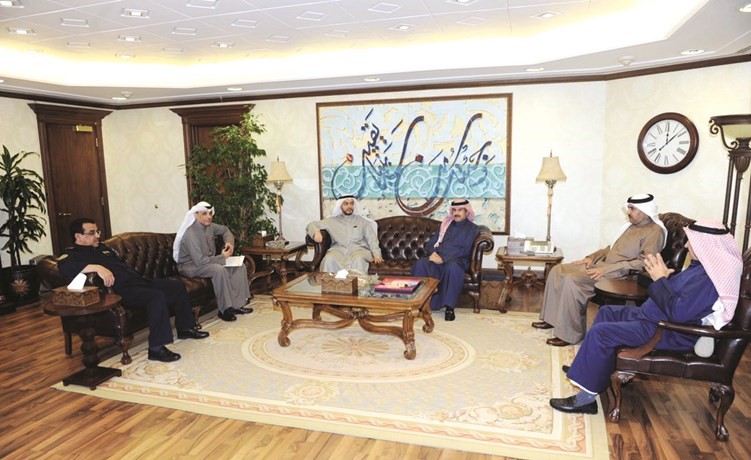 الشيخ مبارك الدعيج مستقبلا عامر البسيس ووفد اتحاد نقابات العاملين بالقطاع الحكومي﻿