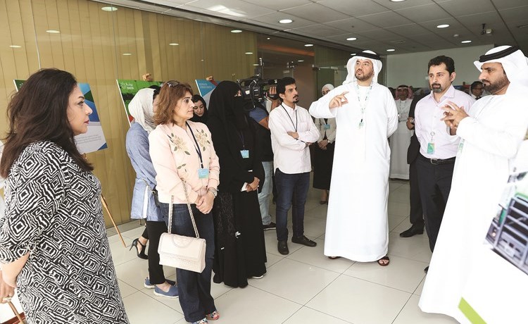 الرئيس التنفيذي لعمليات التطوير في بيئة فهد شهيل يقدم شرحا للوفد عن معدات الشركة ﻿