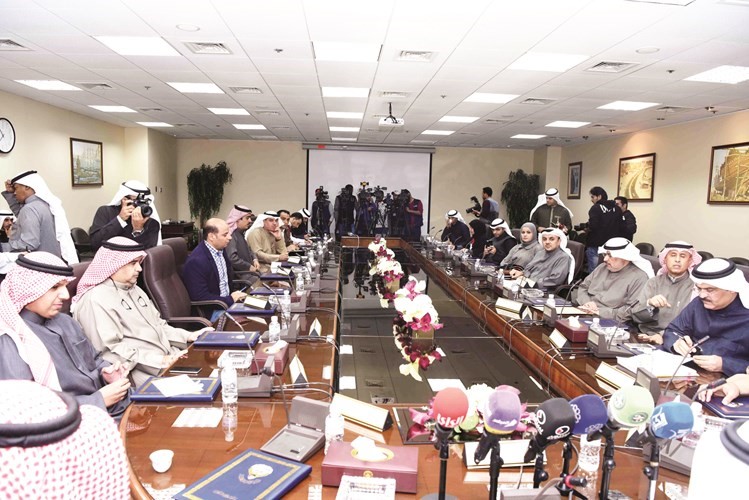 عدد من قيادات وزارة الأشغال وجهاز الأمن الوطني الحضور خلال توقيع العقد﻿