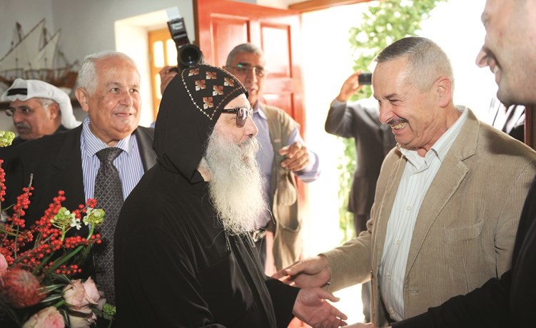 الزميل حمزة عليان مهنئا القمص بيجول الأنبا بيشوي﻿