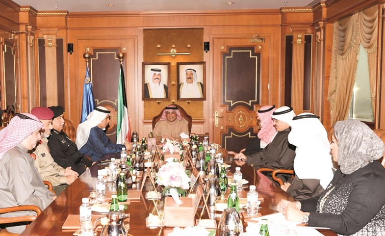 الفريق م.الشيخ الجراح وصالح الفضالة خلال اجتماع مجلس إدارة الجهاز المركزي لمعالجة أوضاع المقيمين بصورة غير قانونية﻿