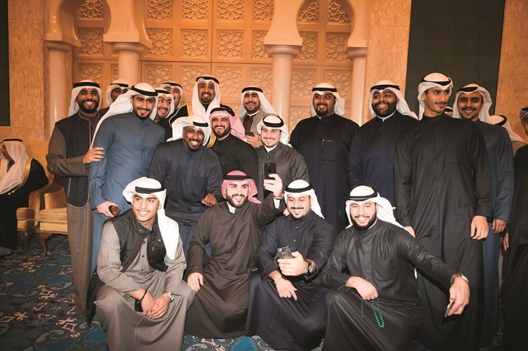 المعرس سعود عبدالعزيز العنبري متوسطا عددا من الأصدقاء في لقطة تذكارية﻿