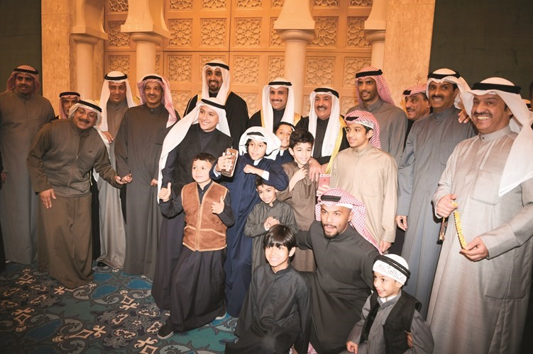 مرزوق الغانم متوسطا المعرس ووالده وعددا من الحضور﻿