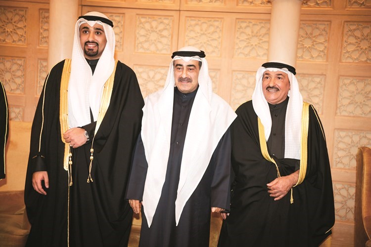 ناصر الروضان متوسطا المعرس ووالده عبدالعزيز العنبري﻿