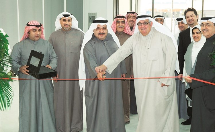 فيصل العيار (يمين) مع عبدالسلام البحر أثناء قص الشريط﻿