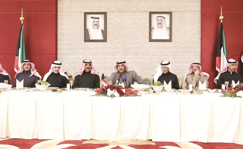 الشيخ صباح الخالد وخالد الجارالله والشيخ د. أحمد ناصر المحمد وضاري العجران وسامي الحمد وعبدالعزيز الشارخ وريم الخالد ومجدي الظفيري خلال مأدبة الغداء ﻿
