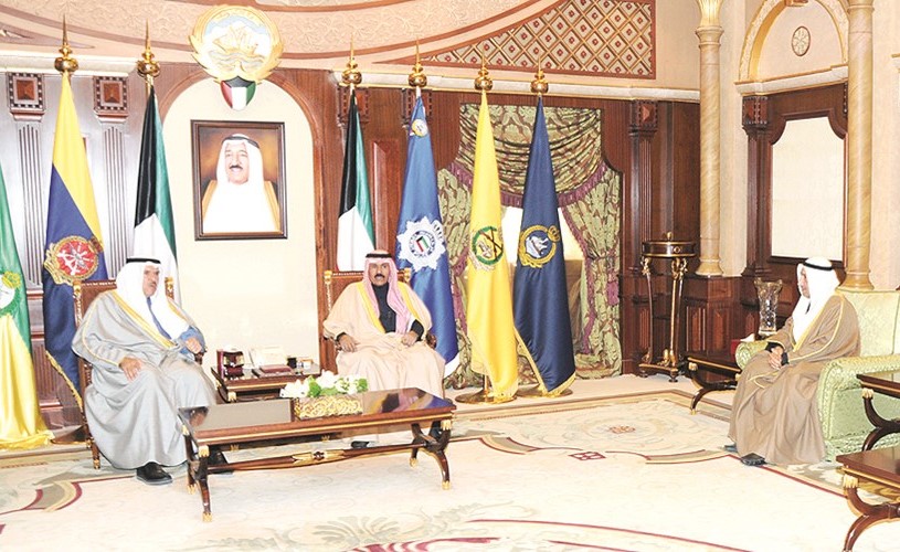 سمو ولي العهد لدى استقباله الشيخ سلمان الحمود وم. علي اليوحة ومحمد العسعوسي﻿