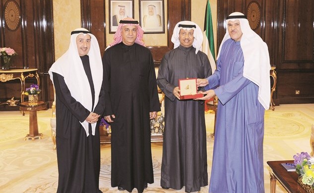 سمو رئيس الوزراء الشيخ جابر المبارك يتسلم مسكوكة تذكارية من الشيخ سلمان الحمود وم. علي اليوحة ومحمد العسعوسي ﻿
