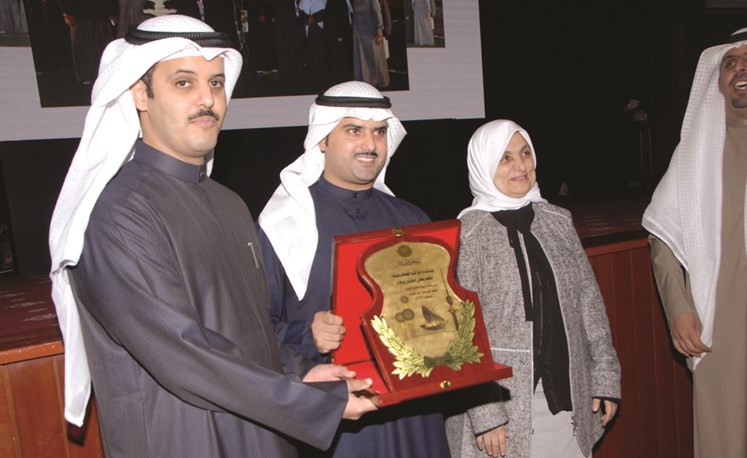 الشيخ مشعل المالك يتسلم درعا تكريمية من جمعية المكفوفين بحضور الوزيرة هند الصبيح﻿