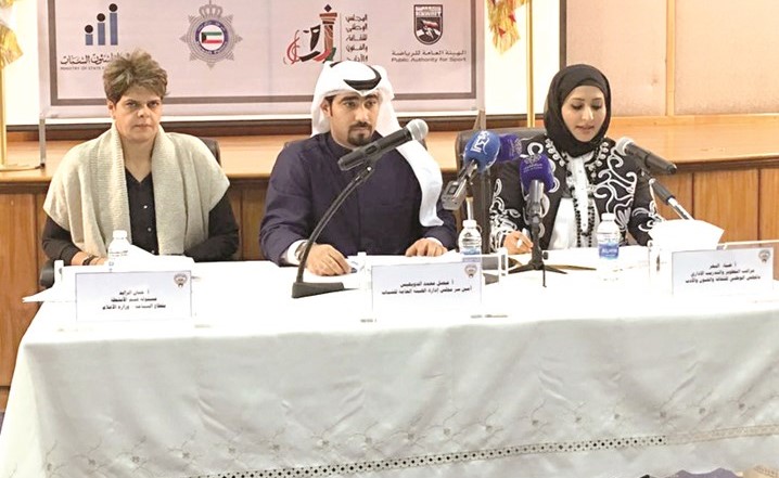 فيصل الدويهيس متوسطا ضياء البحر وحنان الزايد﻿