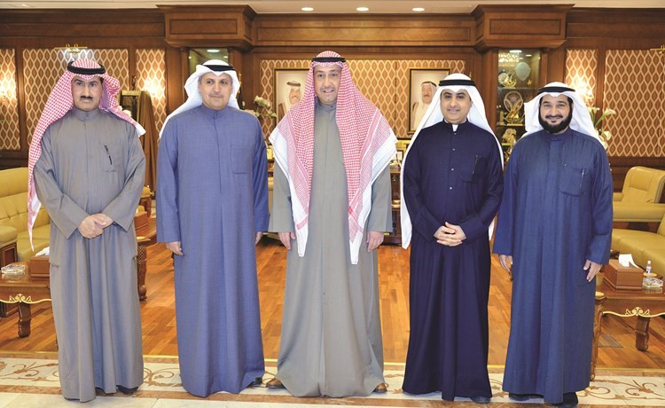 الشيخ فيصل الحمود خلال لقائه سيف الشلاحي﻿